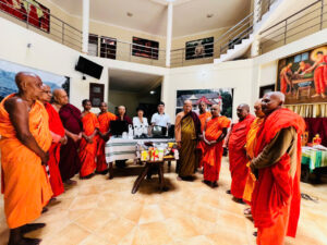 Bhikkhu Visuddhamma và Phật Tử cúng dường trang thiết bị cho nhà dưỡng lão chăm sóc người tu hành lớn tuổi