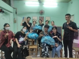 Nhóm sinh viên thư viện Tuệ Tâm quận 9  tổ chức đi phát ít quà cho người vô gia cư