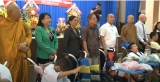 Sư Minh Tâm phát xe lăn cho trẻ em tàn tật tại Bà Rịa, Vũng Tàu